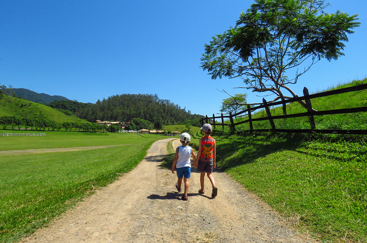 Meninos explorando a Fazenda Ribeirão