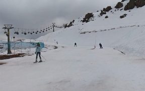 Pessoas esquiando em Farellones
