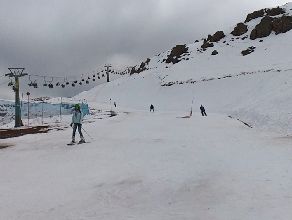 Pessoas esquiando em Farellones