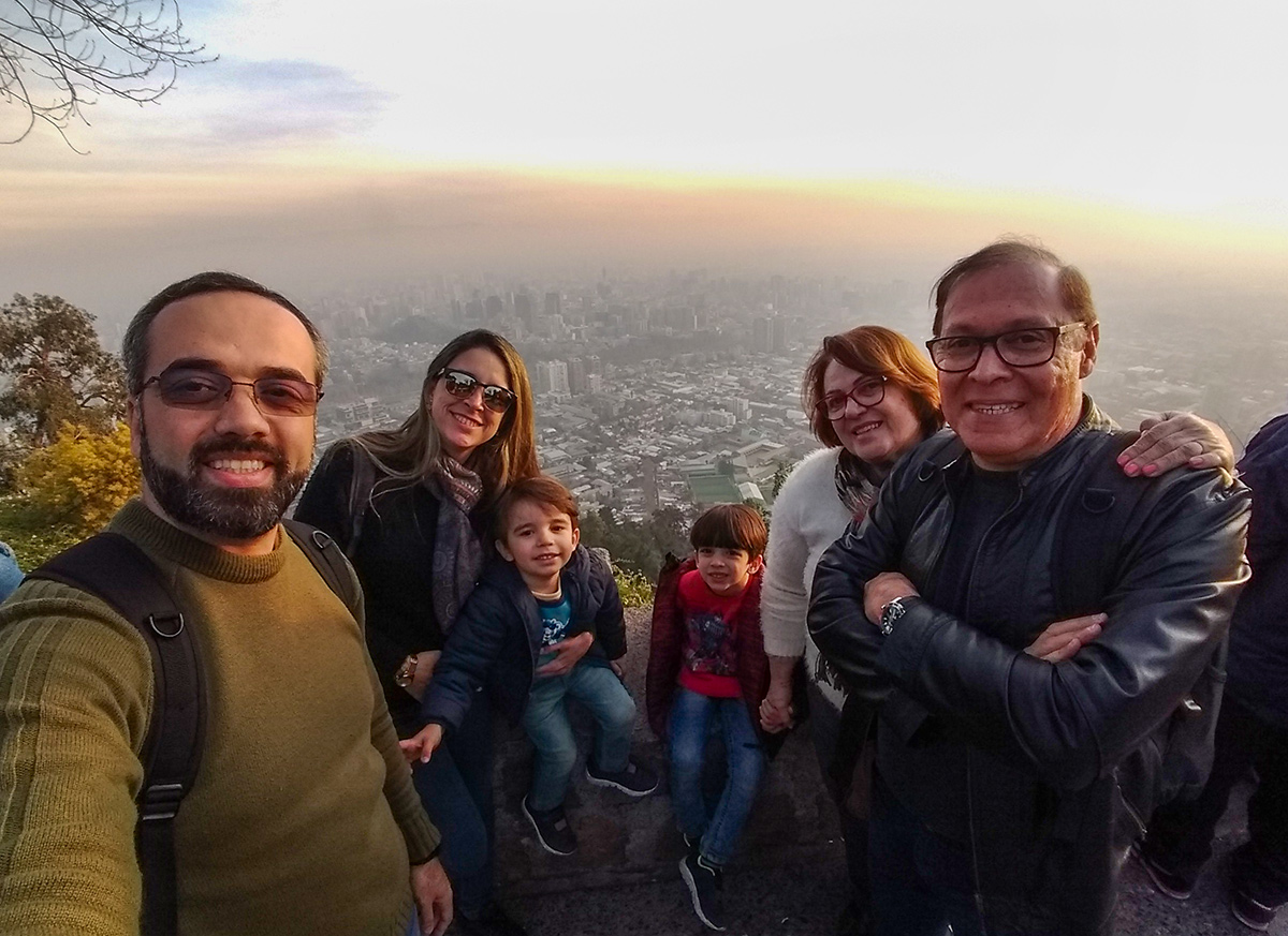 Família em Santiago com crianças no Cero San Cristobal
