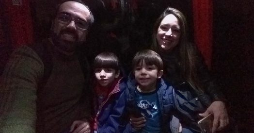 No teleférico de Santiago com crianças à noite