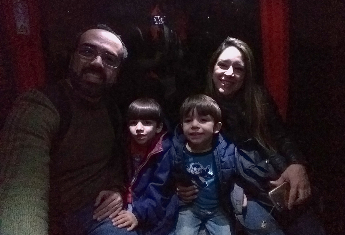 No teleférico de Santiago com crianças à noite