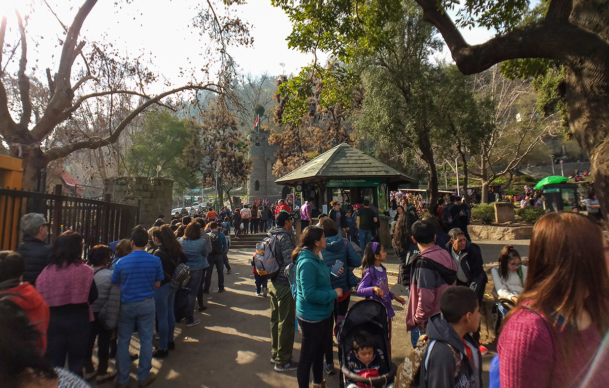 Enorme fila do funicular no Parque Metropolitano