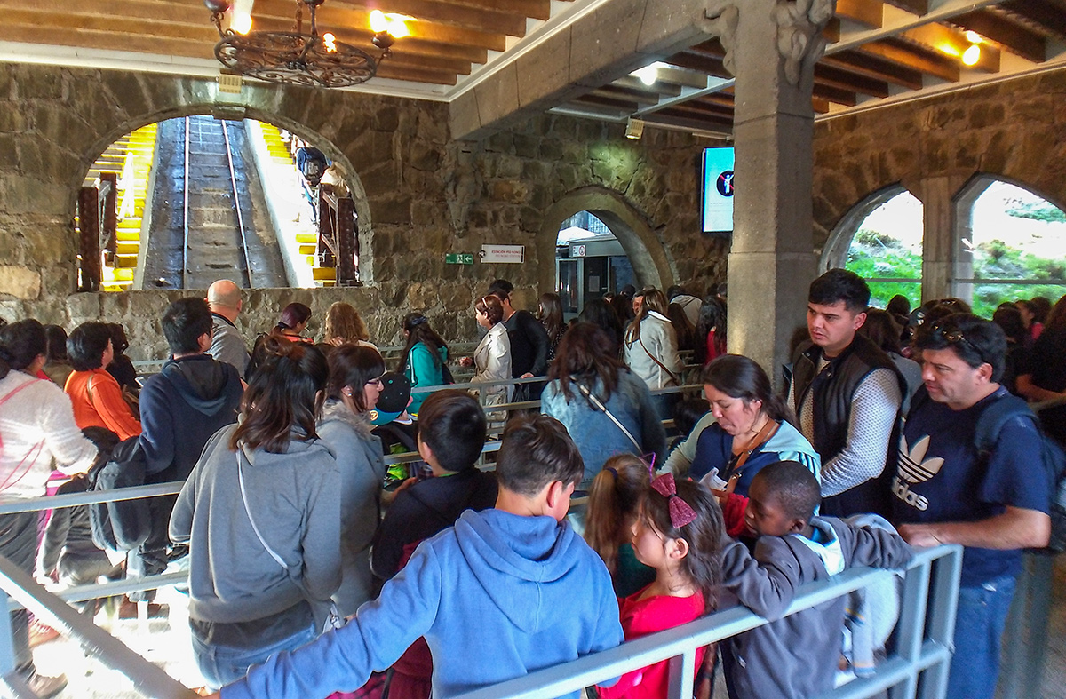 Subida do funicular para o Cerro San Cristobal