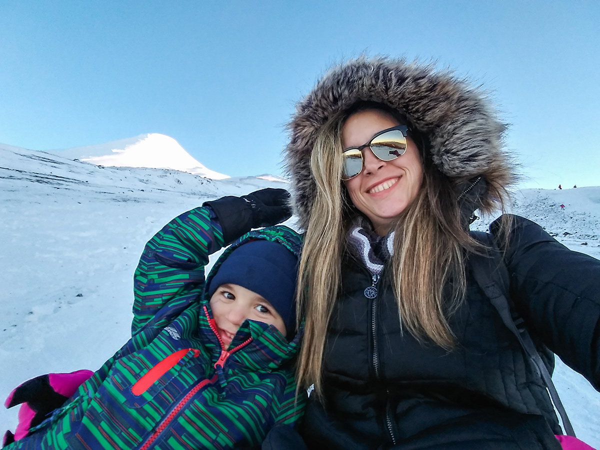 Mãe e filho na neve do vulcão Osorno