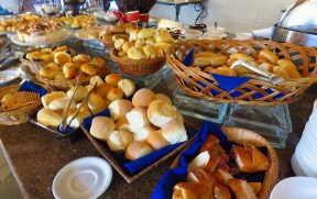 Variedade de pães no café da manhã