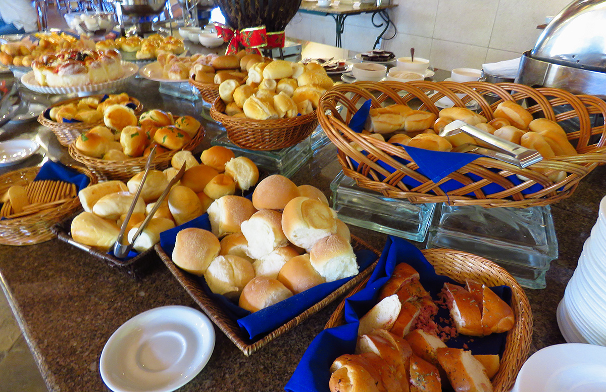 Variedade de pães no café da manhã