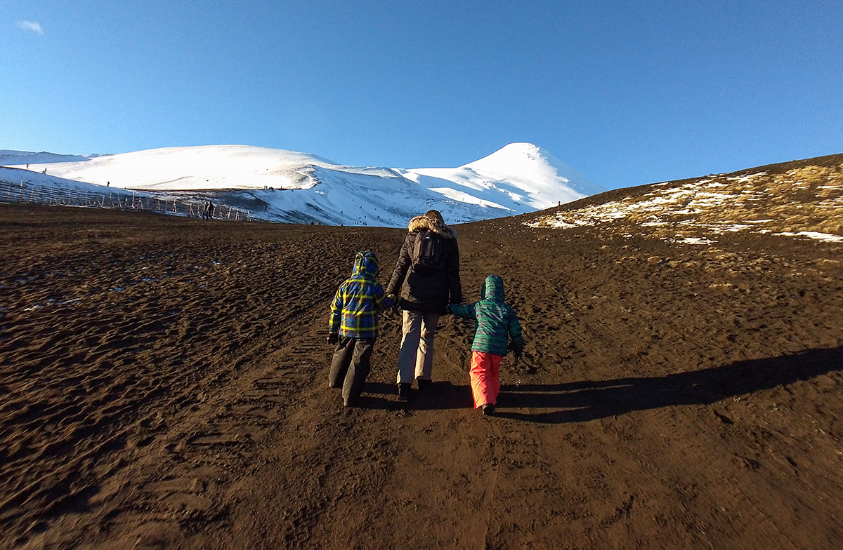 Mãe e filhos subindo à pé o vulcão Osorno