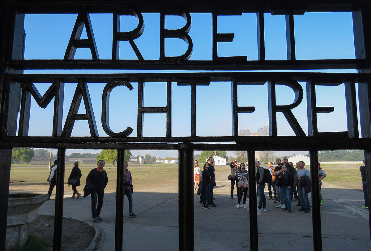 Inscrição no portão de entrada: "Arbeit Macht Frei"
