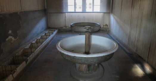 Banheiro dos prisioneiros no centro de concentração nazista