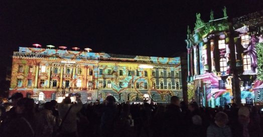 Prédios na Bebelplatz com projeções especiais