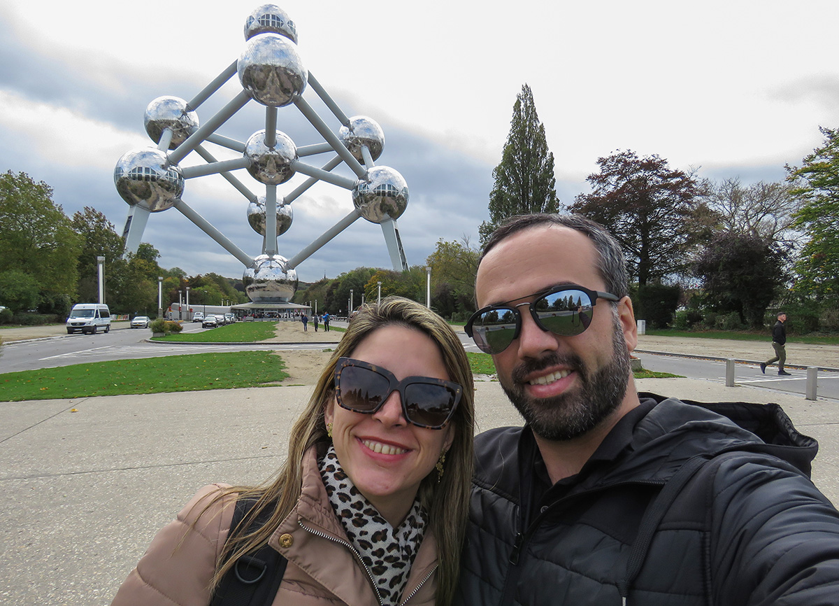 Self de casal no Atomium em Bruxelas