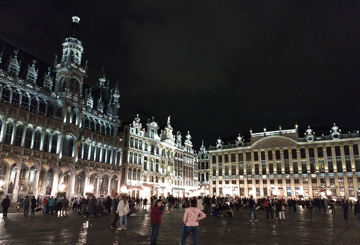 Grand Place iluminada a noite