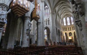 Interior na maior catedral de Bruxelas