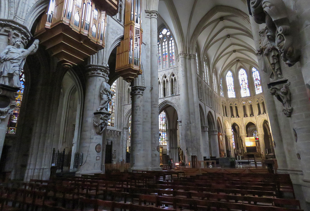 Interior na maior catedral de Bruxelas
