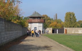 Torres de segurança nas extremidades do campo de concentração